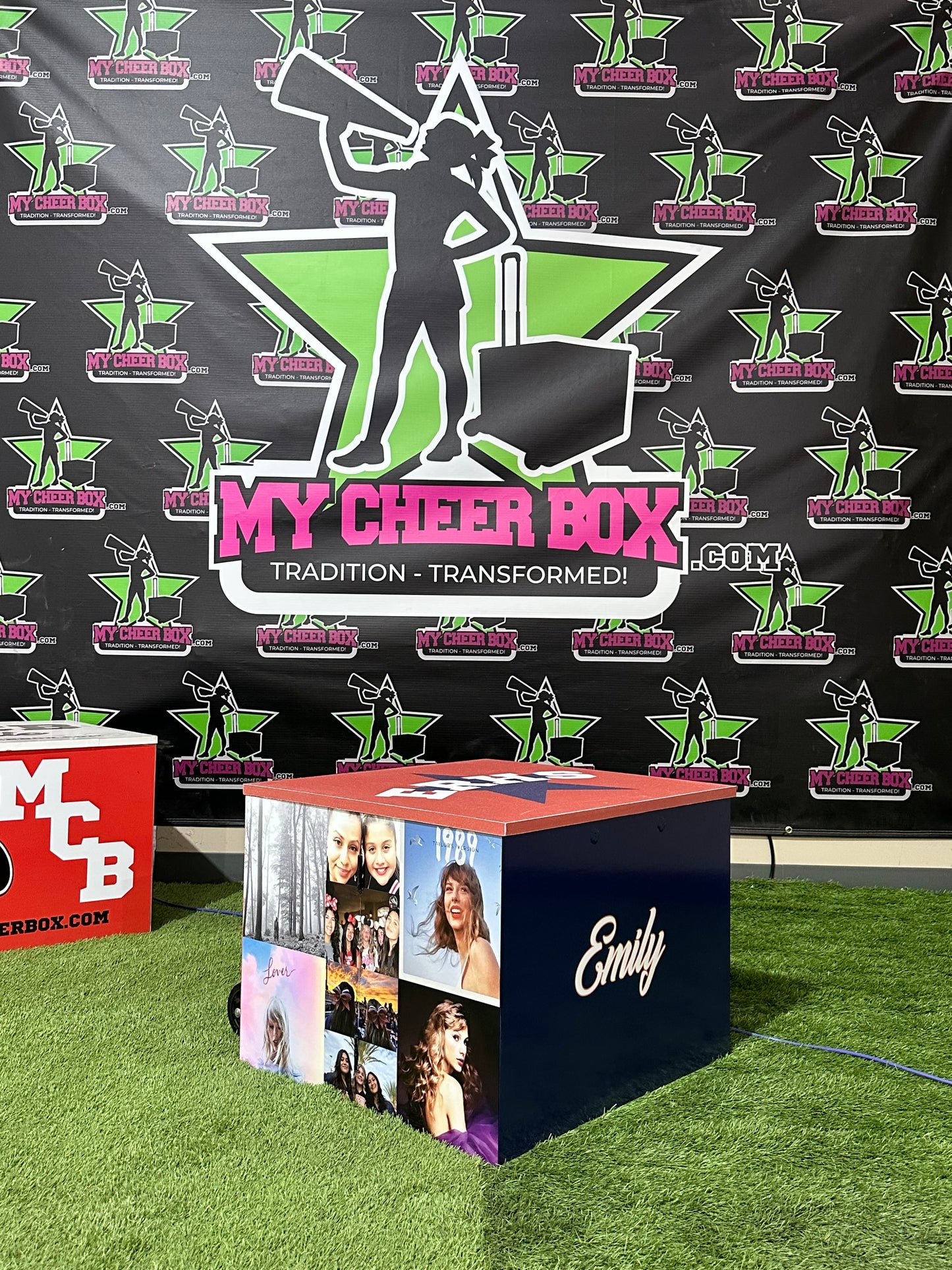 Full Size Elite Box (Customizable) | Two SidesFull Size Elite Box (Customizable)
Full Size Elite Box - Comes with customizable exterior design and every accessory offered by My Cheer Box. (Cheer bag sold separately) MCB Cheer Box Bag – My Cheer